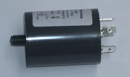 Schwarzer Filter mit Metallanschlüssen, möglicherweise für eine Daikin Altherma M HW. Beschriftung mit technischen Informationen und Anschlussdaten sichtbar.